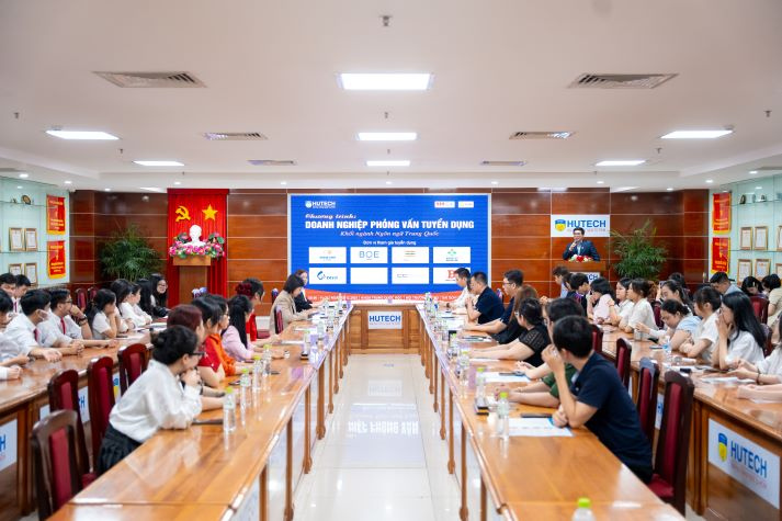 Sinh viên Khoa Trung Quốc học tham gia phỏng vấn trực tiếp cùng nhà tuyển dụng