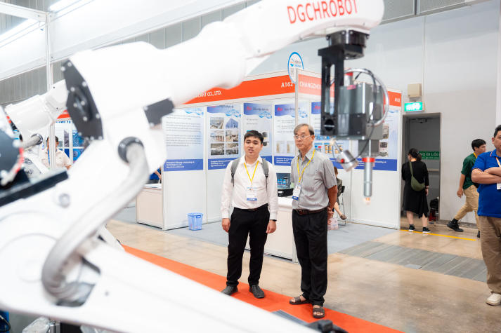 Sinh viên Viện Kỹ thuật tham quan trải nghiệm công nghệ công nghiệp hiện đại tại VINAMAC EXPO 2025 30