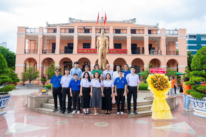 [Ảnh] Về nguồn tại Bến Nhà Rồng: Hành trình ý nghĩa của sinh viên Khoa Tài chính - Thương mại 22