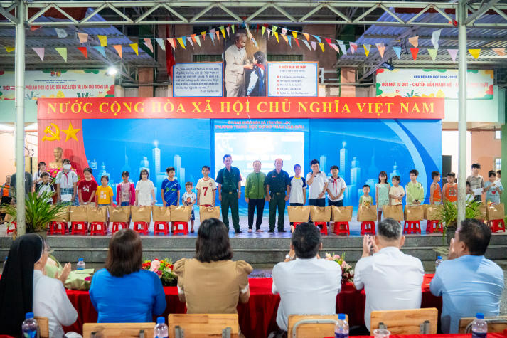 “Trăng trao yêu thương” của Khoa QTDL-NH-KS gửi 200 phần quà, thắp sáng niềm vui tuổi thơ 74