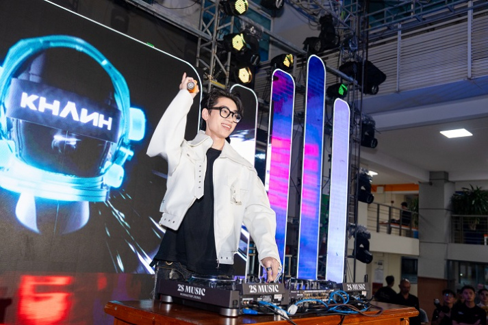 [Video] Liveshow Sóng 2025: Bản hòa ca cảm xúc của tuổi trẻ HUTECH 51