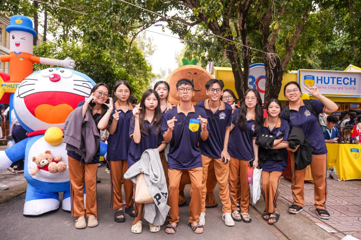 Tư vấn mùa thi năm 2025 tại Đồng Nai: HUTECH giải đáp “tất tần tật” thắc mắc ngành nghề, học phí, học bổng cho teen 2k7 17