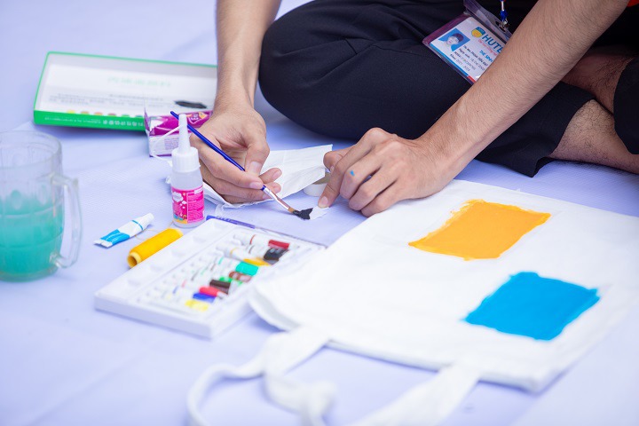 Sinh viên Khoa Marketing - Kinh doanh quốc tế thiết kế túi Tote tôn vinh nét đẹp người phụ nữ 42