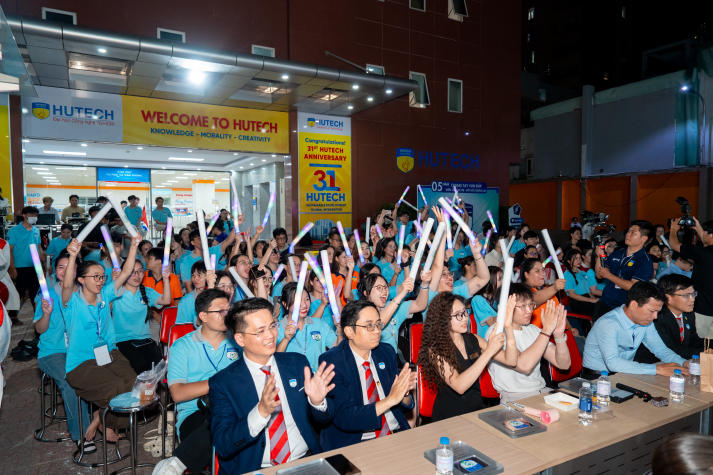 [Video] Sinh viên Khoa Điều dưỡng - Kỹ thuật y học “cháy” hết mình tại HUTECH’s Health Festival 2026 164