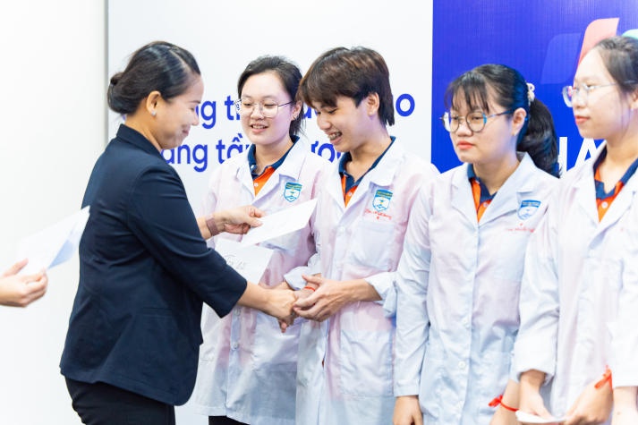 Sinh viên Khoa Dược HUTECH tìm hiểu nghề tại FPT Long Châu 120