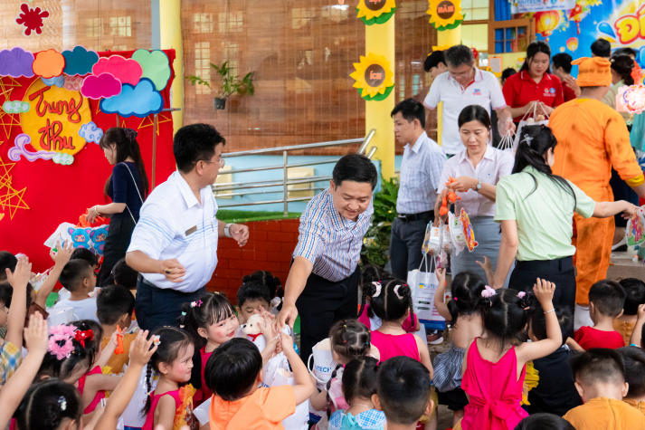 Khoa Tài chính - Thương mại nối dài mùa trăng sẻ chia cùng thiếu nhi 103