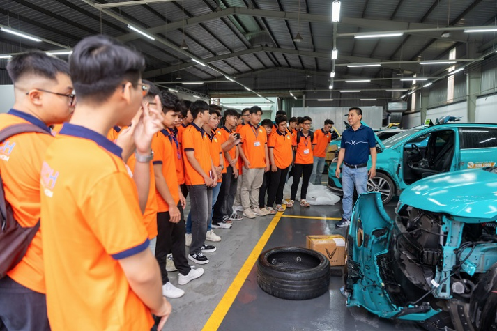 Từ giảng đường đến xưởng ô tô: Sinh viên VKIT chạm môi trường thực tế từ năm nhất 67