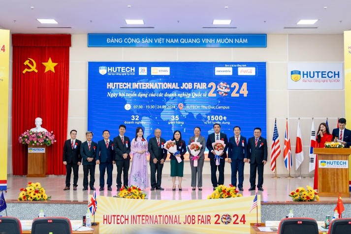 [Video] Sinh viên hào hứng “săn” hơn 1.500 đầu việc hấp dẫn tại “HUTECH International Job Fair 2024” 27