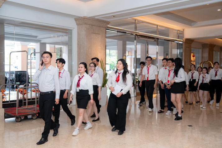 [Video] “Check-in” khách sạn 5 sao Equatorial, sinh viên Quản trị nhà hàng và Dịch vụ ăn uống tăng cường trải nghiệm thực tế 89