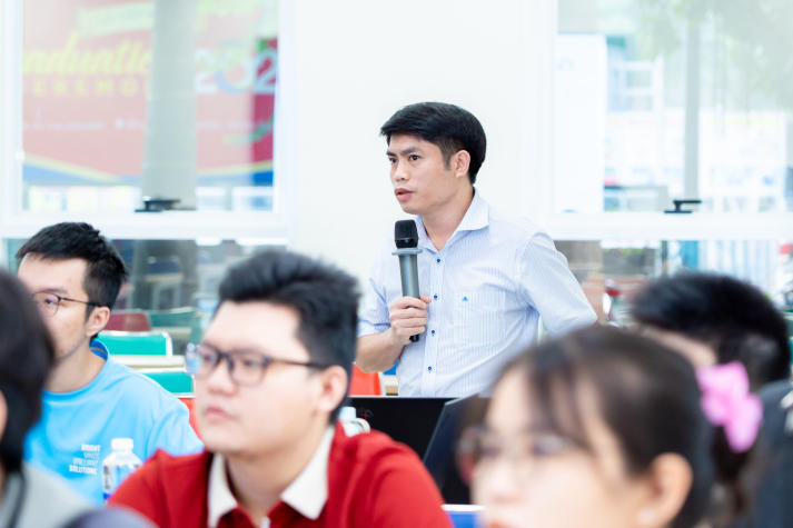 Sinh viên Khoa Công nghệ thông tin học cách sử dụng công cụ AI trong lập trình 27