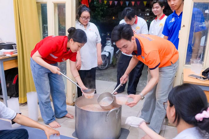 “Bát cháo đêm đông” - Hơi ấm yêu thương từ tuổi trẻ Viện Công nghệ Việt - Nhật HUTECH 38