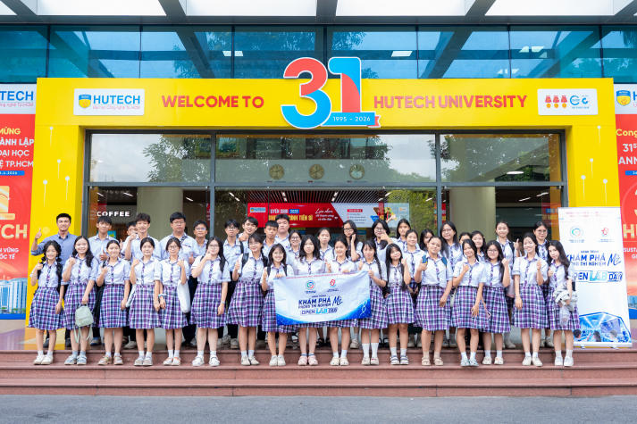 Học sinh THPT “đắm mình” trong không gian nghiên cứu tại Open Lab Day HUTECH 21