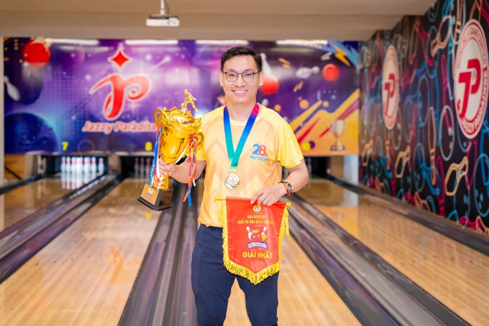 HUTECH giành cúp vô địch Giải Bowling khối thi đua số 4 năm học 2023-2024 80