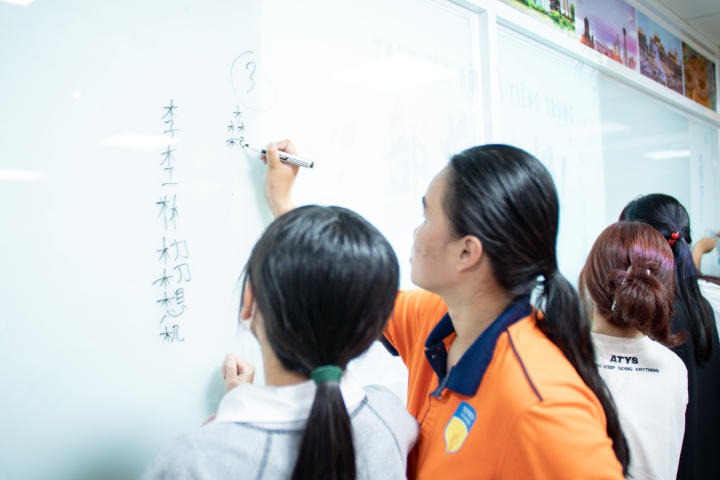 Sinh viên Khoa Trung Quốc học củng cố kiến thức các bộ thủ Tiếng Trung qua cuộc thi học thuật 67