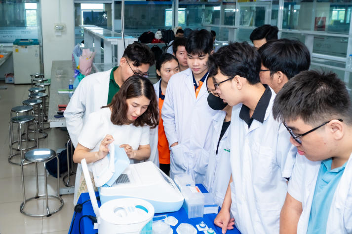 Sinh viên Công nghệ sinh học nâng cao trải nghiệm thực tế công nghệ sinh học phân tử 72