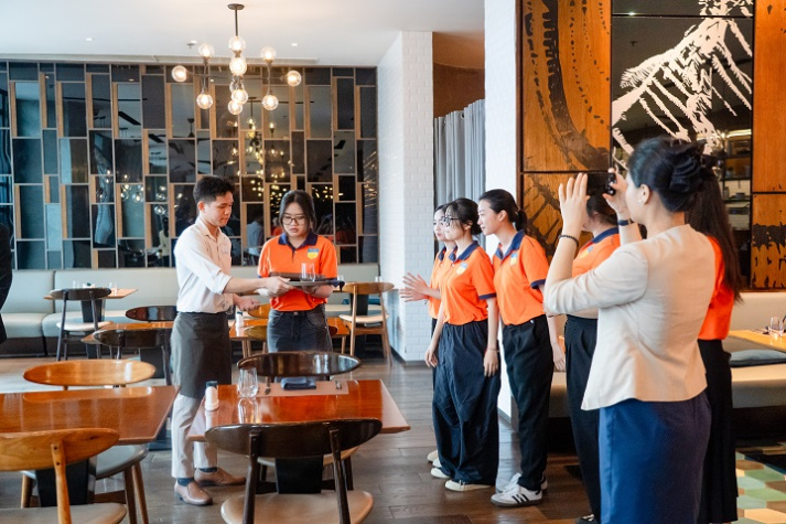 Tham quan Renaissance Riverside Hotel Saigon, sinh viên Quản trị khách sạn VKIT tìm hiểu cơ hội nghề nghiệp “5 sao” 50