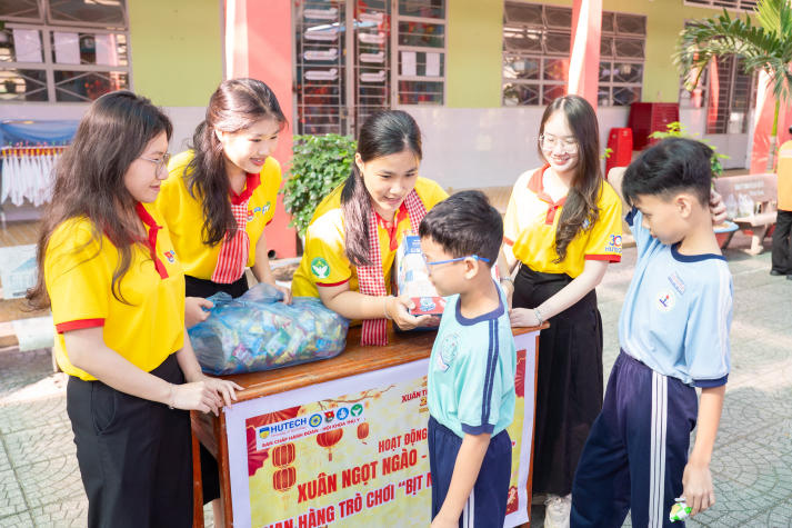 Hơn 200 em nhỏ đón mùa xuân yêu thương từ chương trình Xuân tình nguyện của sinh viên Khoa Thú y 87
