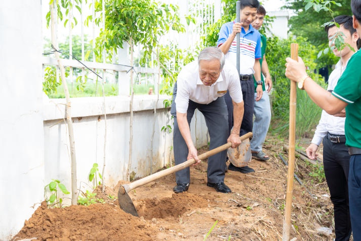 Sinh viên Viện Khoa học Ứng dụng tạo mảng xanh cho khuôn viên Hitech Park Campus 49