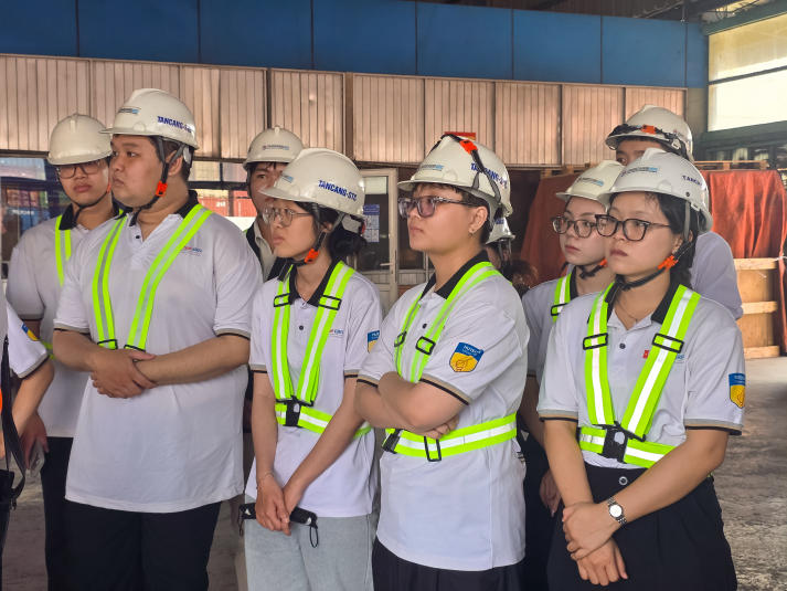 Sinh viên Viện Công nghệ Việt - Hàn tìm hiểu thực tế vận hành logistics tại Cảng Cát Lái 68