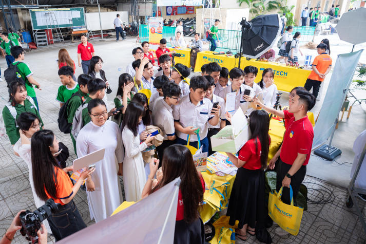 Học sinh THPT khám phá loạt mô hình học thuật sáng tạo tại gian hàng HUTECH 83