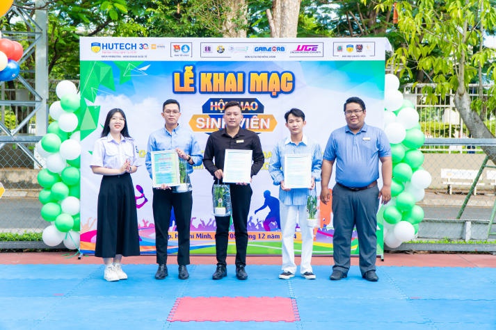 ​Hừng hực sức trẻ, sinh viên Khoa Marketing - Kinh doanh quốc tế “cháy” hết mình tại hội thao 61