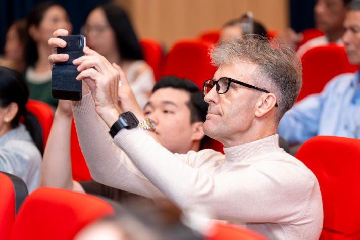 Lễ trao bằng tốt nghiệp HUTECH: Vinh danh nghị lực học tập vượt giới hạn thời gian và tuổi tác 104