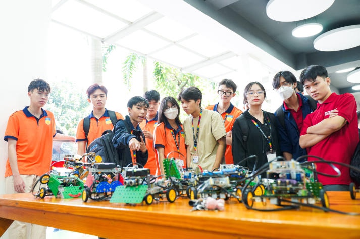 Cuộc thi học thuật “Robotics competition” thu hút đông đảo sinh viên Viện Kỹ thuật tranh tài 264