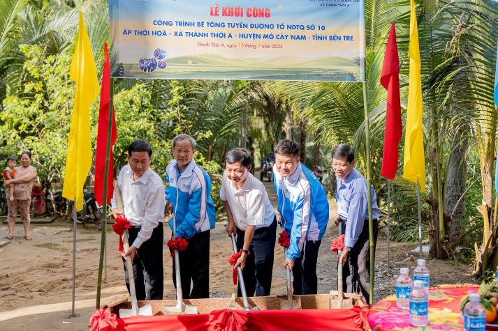 [Video] Trang trọng lễ đón quân và khởi công công trình Mùa hè xanh HUTECH 2024 tại tỉnh Đồng Tháp và Bến Tre 77