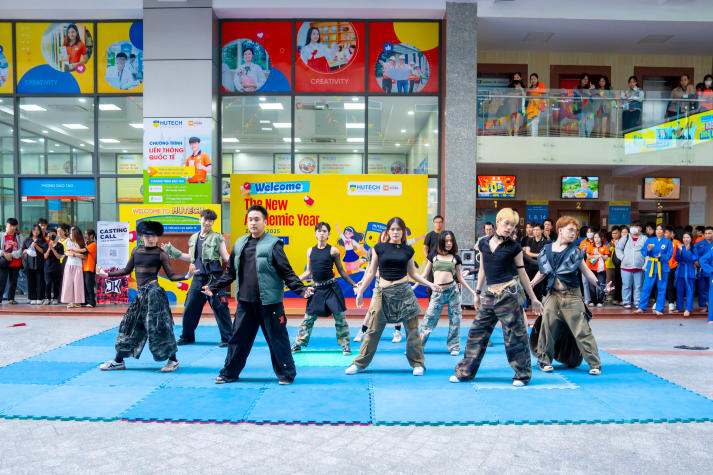 HUTECH-ers đón chờ tiết mục giao lưu nghệ thuật chào năm học mới 2025-2026 19