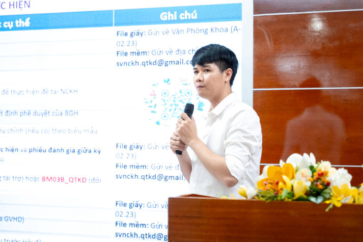 Sinh viên Quản trị kinh doanh tìm điểm khởi đầu cho công trình nghiên cứu 33
