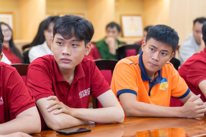 Sinh viên Viện kỹ thuật nâng cao kỹ năng báo cáo đồ án tốt nghiệp 25