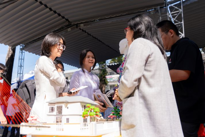 Học sinh THPT khám phá loạt mô hình học thuật sáng tạo tại gian hàng HUTECH 78