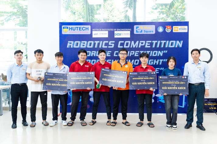 Cuộc thi học thuật “Robotics competition” thu hút đông đảo sinh viên Viện Kỹ thuật tranh tài 308