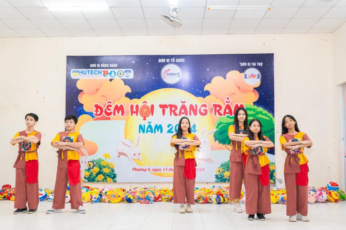 Sinh viên HUTECH mang Tết Trung thu đến các em thiếu nhi quận Bình Thạnh 73