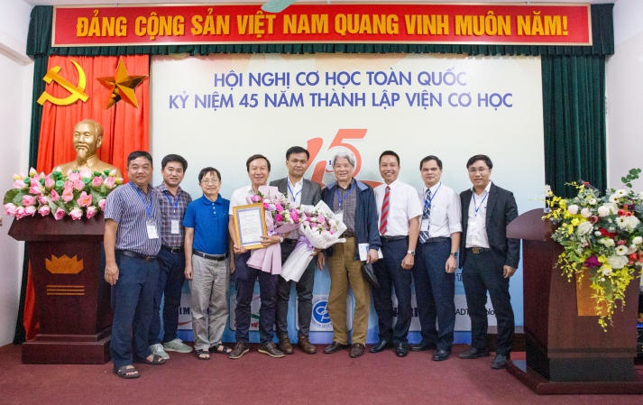 Dr. Phung Van Phuc honored to receive the Nguyen Van Dao Award 31