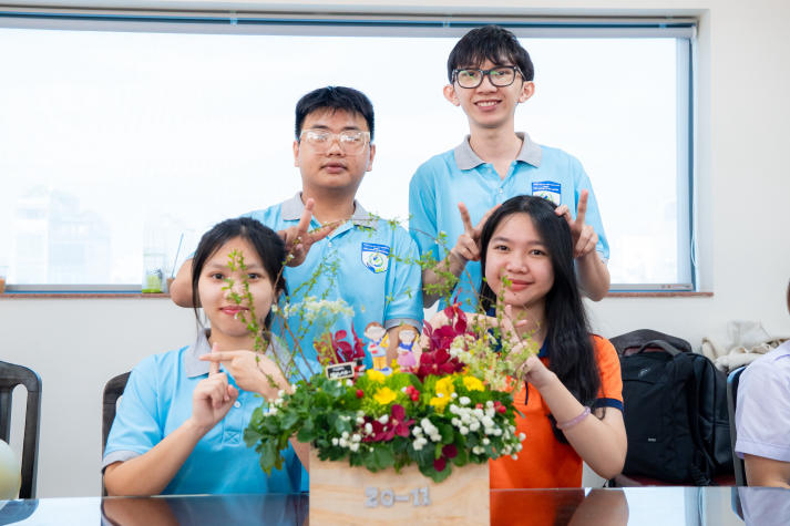 [Ảnh] Khoảnh khắc đẹp tại cuộc thi cắm hoa 20/11: Sinh viên HUTECH gửi trọn yêu thương đến các nhà giáo 84