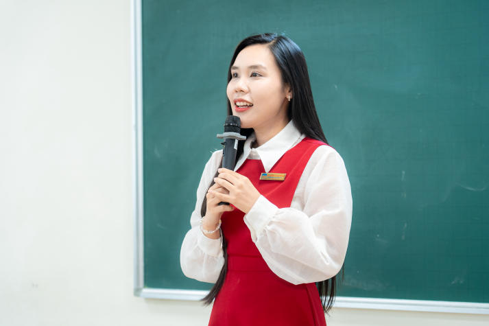 Sinh viên Khoa Tiếng Anh nâng cao kỹ năng biên - phiên dịch trong kỷ nguyên số 12