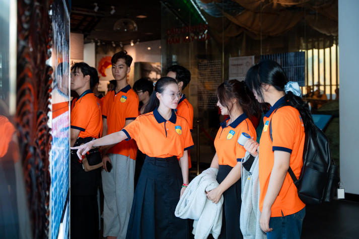 [Ảnh] Sinh viên Khoa Marketing - Kinh doanh quốc khám phá lịch sử, bồi đắp lý tưởng sống trên hành trình về nguồn 66