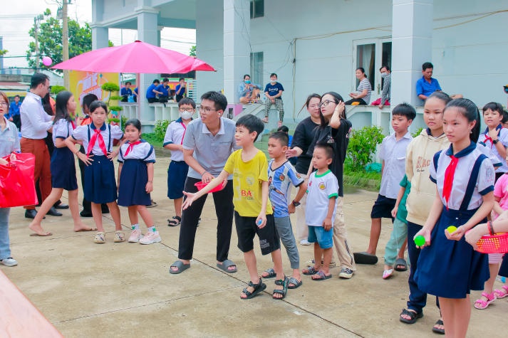 CLB Nhiếp ảnh và CLB Tình nguyện cộng đồng chung tay mang “Mùa hè yêu thương” đến với các em nhỏ 117