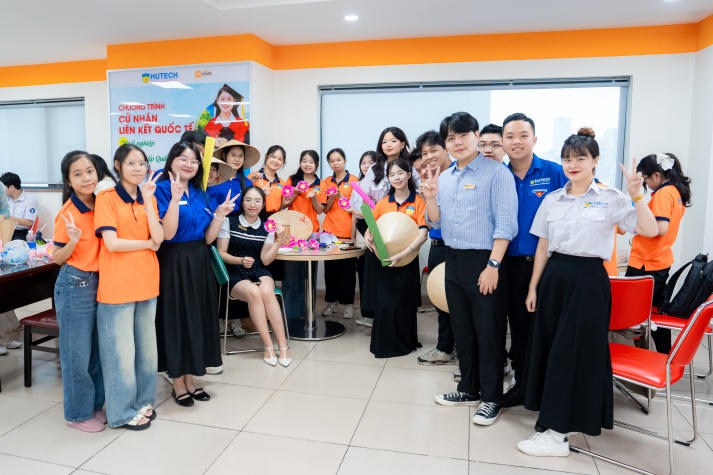 Lan tỏa tinh thần “Sắc Việt” trong Ngày hội trang trí nón lá của sinh viên Khoa Tài chính - Thương mại 30