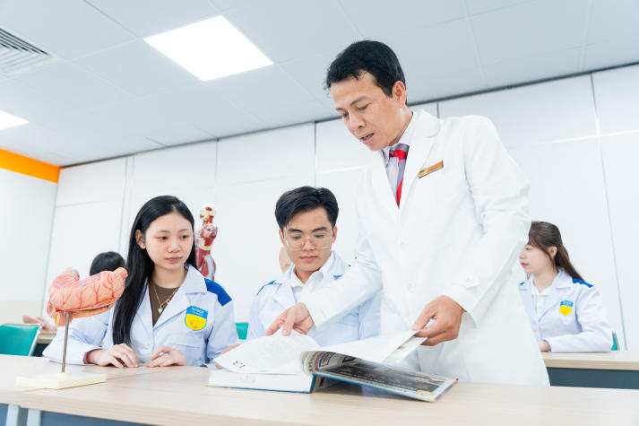 HUTECH chính thức tuyển sinh đào tạo ngành Y khoa,  trao học bổng 30% học phí toàn khoá 17