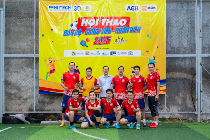 [Hội thao CB-GV-NV HUTECH 2025]: Rực lửa với những cuộc rượt đuổi tỷ số bộ môn Bóng đá nam 57