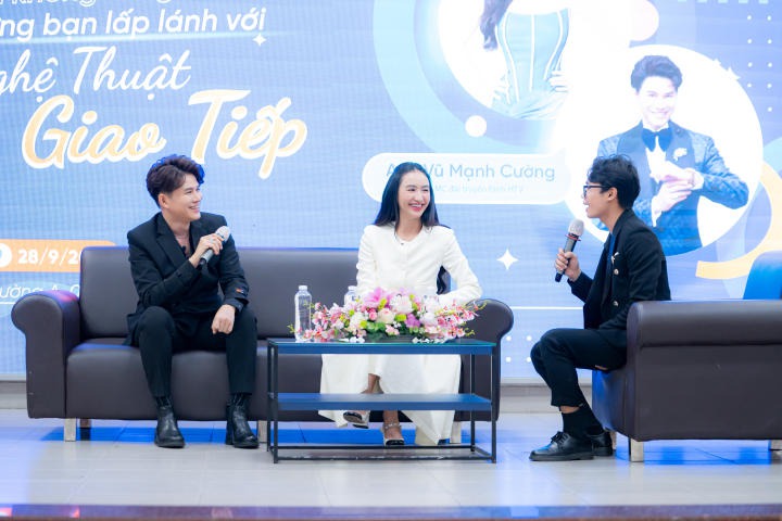 [Video] MC Vũ Mạnh Cường và Á hậu Hà Thu “bật mí” bí quyết gia tăng sức hút khi giao tiếp cho sinh viên HUTECH 74
