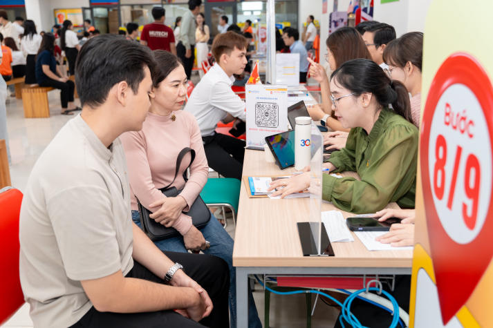 [Video] Tân sinh viên háo hức, phụ huynh hài lòng trong ngày đầu nhập học tại HUTECH 35