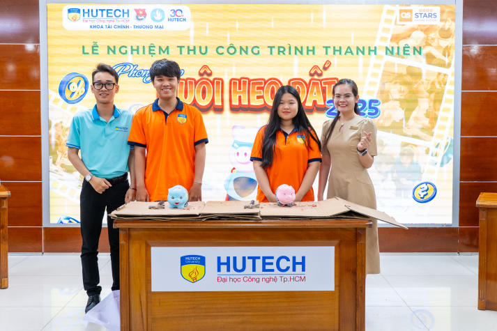 Khoa Tài chính - Thương mại "thu hoạch" heo đất, thu về hơn 11 triệu đồng cho các chiến dịch tình nguyện 64