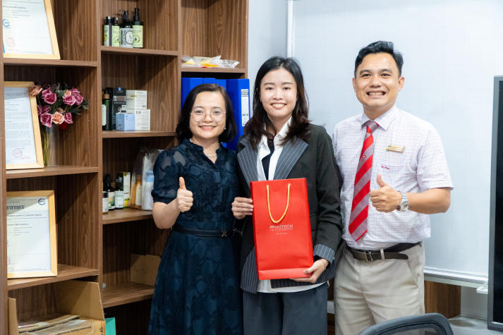 Sinh viên Công nghệ thẩm mỹ khám phá hậu trường ngành làm đẹp tại Nhà máy mỹ phẩm Labcos 12