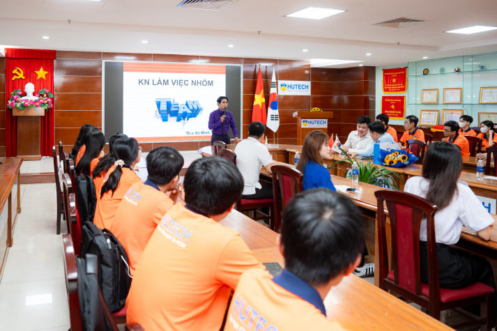 Tân sinh viên VKIT “bỏ túi” bí quyết chinh phục kỹ năng làm việc nhóm 46