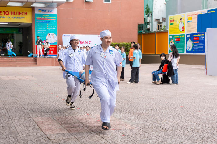 “Chạy trạm” cấp cứu, sinh viên Khoa Điều dưỡng - Kỹ thuật y học luyện bản lĩnh xử trí tình huống y khoa 105
