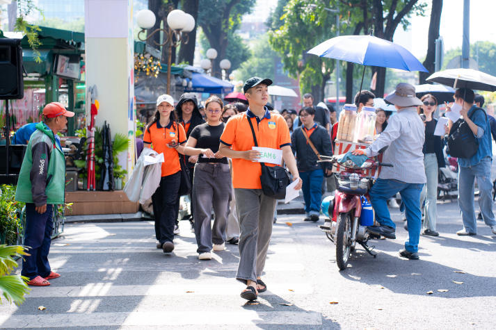 [Ảnh] Sinh viên Khoa Tiếng Anh và hành trình “học trong di sản” giữa lòng thành phố 45