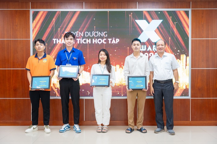 Khoa Xây dựng khen thưởng sinh viên xuất sắc tại Lễ tổng kết phong trào sinh viên và trao giải thưởng X-Award 2023 70